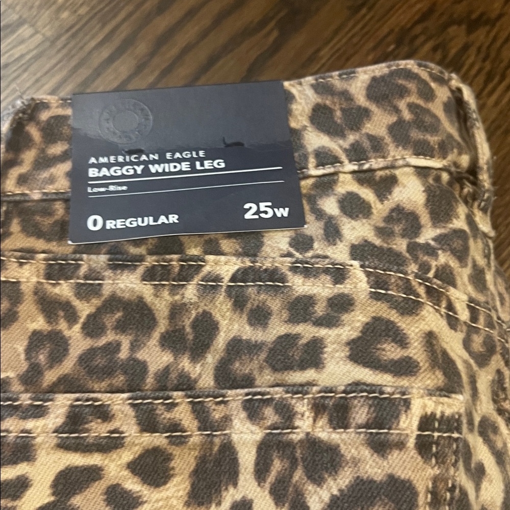 American Eagle Animal print Baggy Low Rise Wide Leg jeans NWT size 0 - Picture 3 of 7